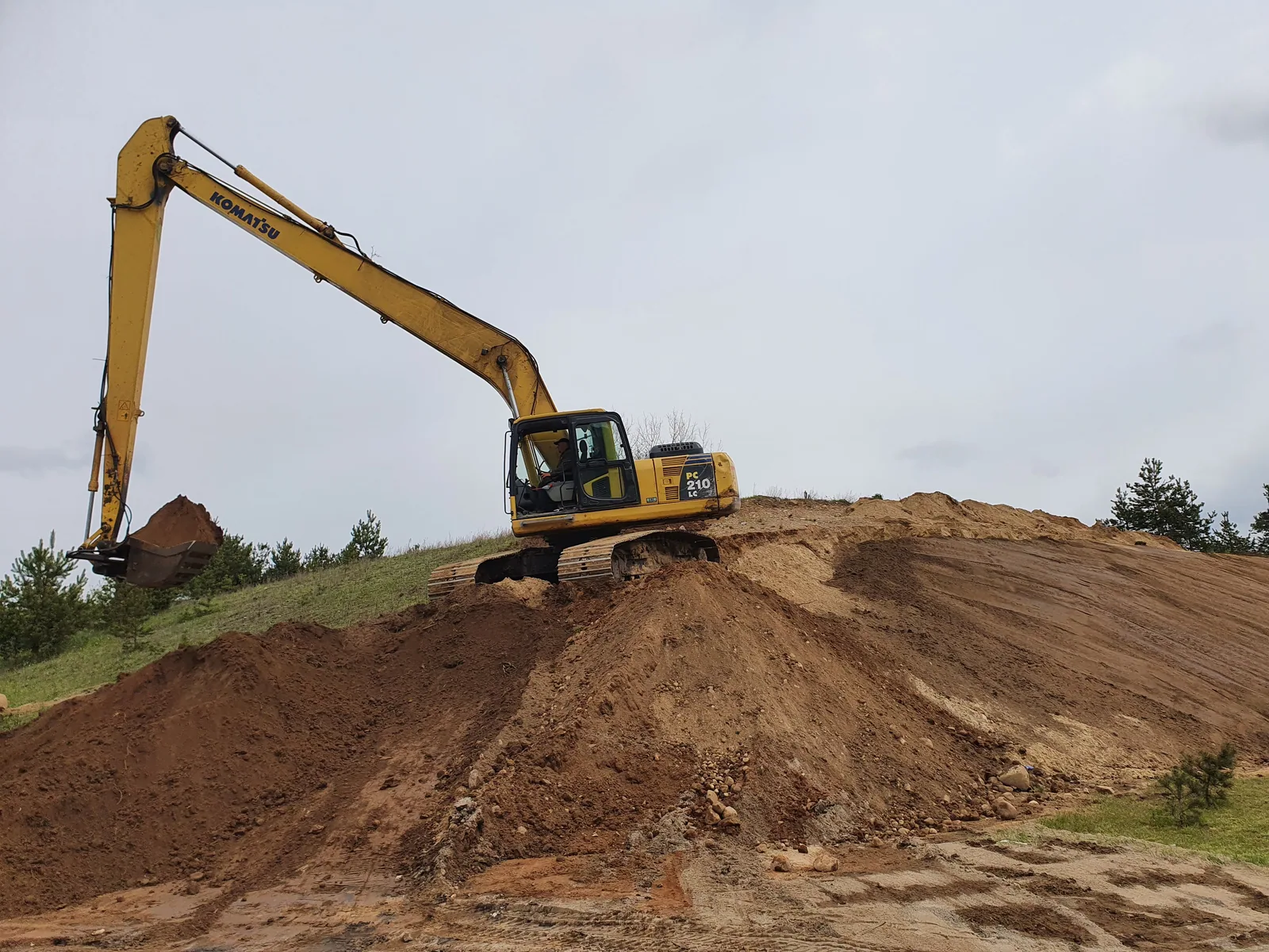 Ekskavatorius formuoja šlaitą projekte „34 istorijos“
