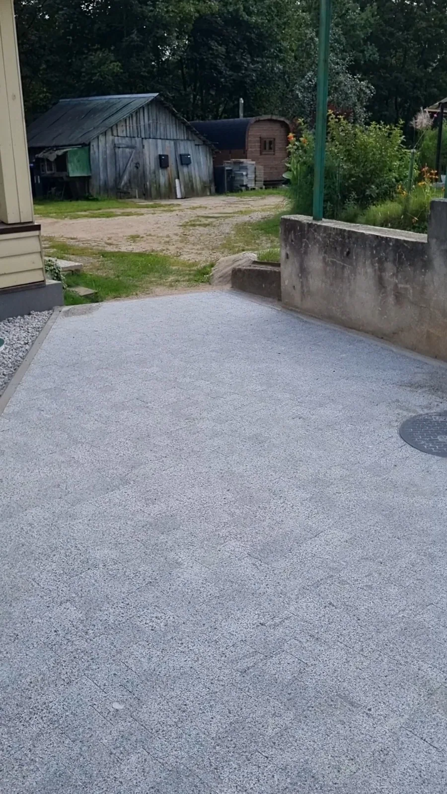 Baigtos akmeninės dangos vaizdas Belmonto projekte, kadras iš vaizdo įrašo