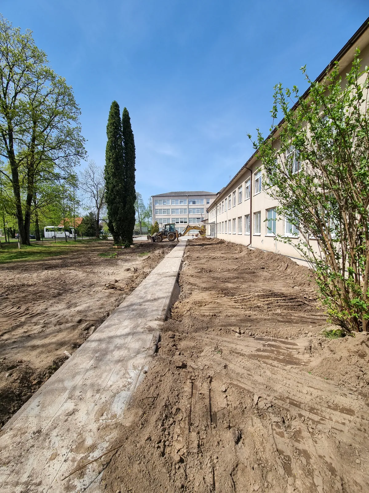 Vejai ruošiamas gruntas palei esamą taką prie progimnazijos