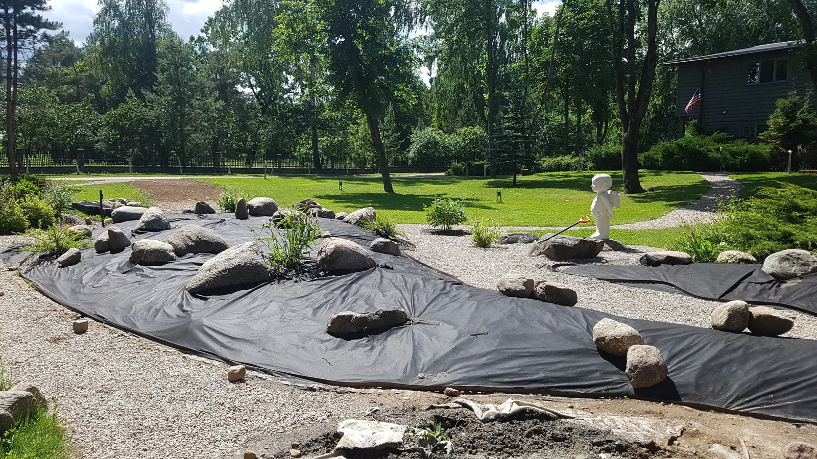 Geotekstilė tarp išdėstytų akmenų pertvarkomoje teritorijoje