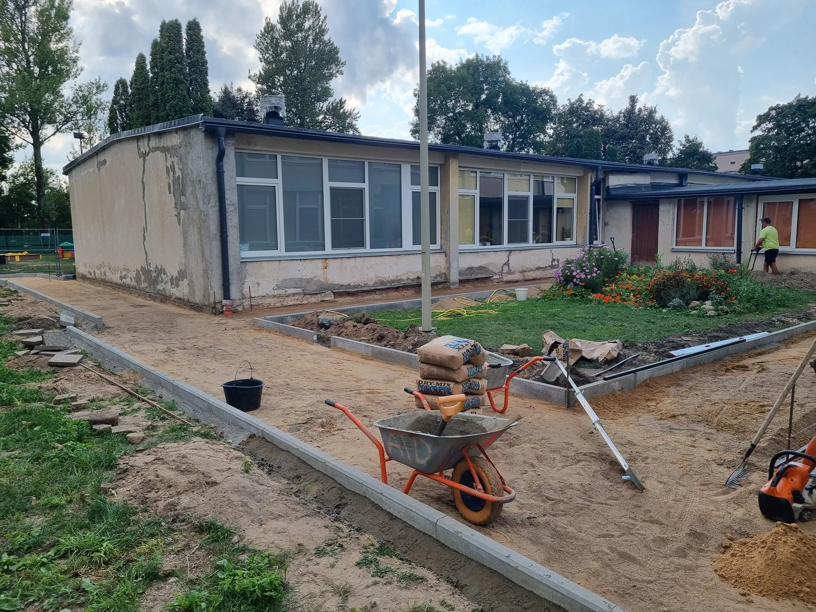 Takų atnaujinimo darbų eiga prie darželio pastato