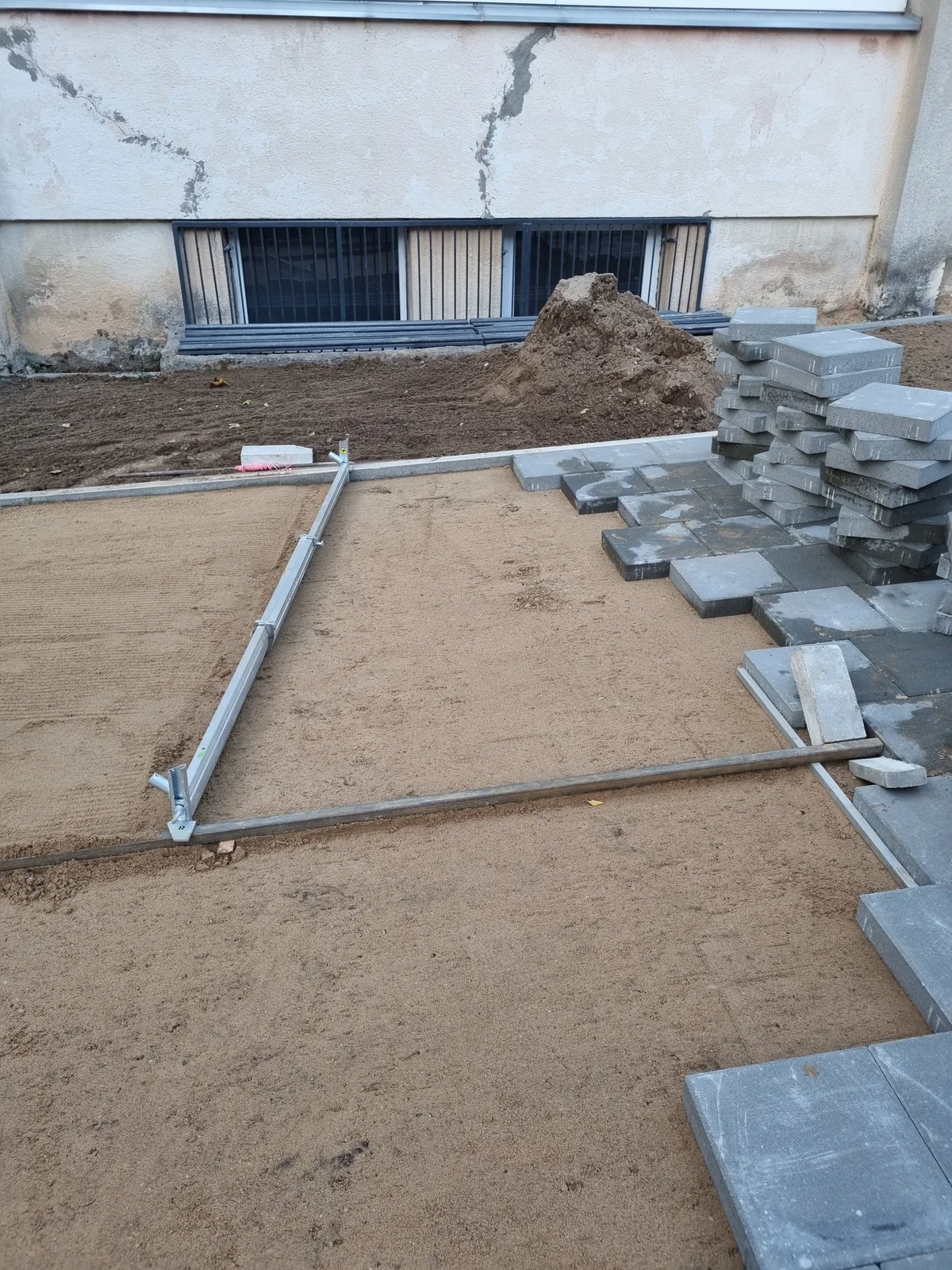 Bortai ir ruošiamas pagrindas naujai plytelių dangai