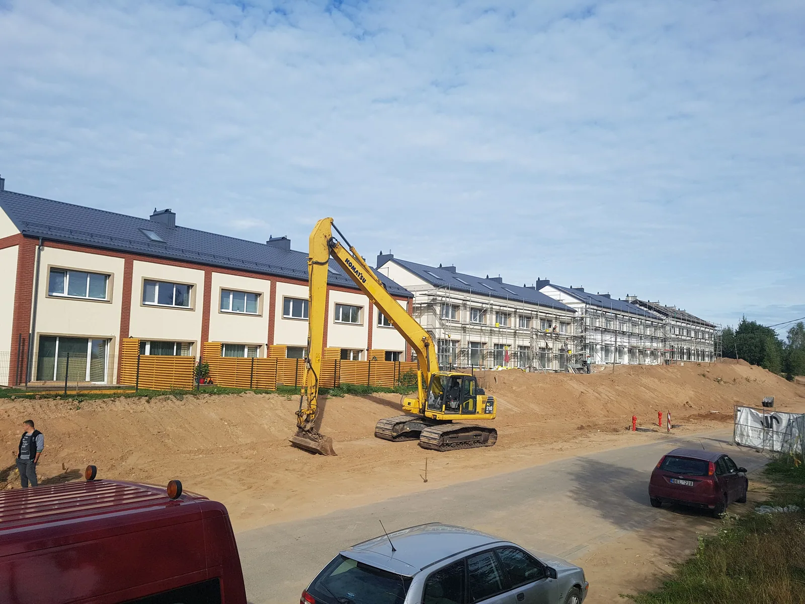 Ekskavatorius formuoja ilgą šlaitą prie „Naujosios Anglijos“ pastatų