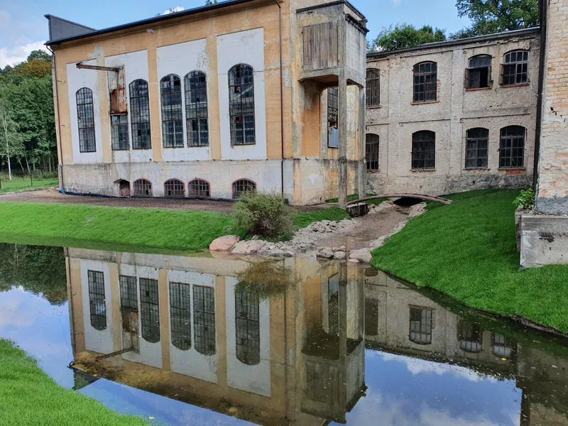 Rekonstruotas kanalas, veja ir atsispindintis senojo fabriko pastatas