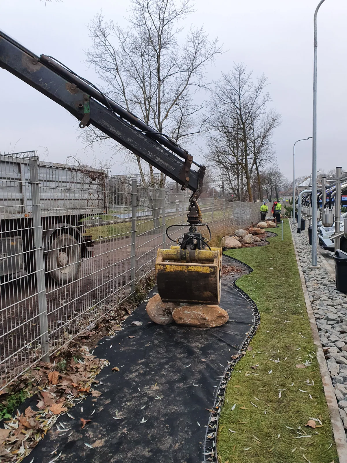 Akmenų perkėlimas į želdinių zoną prie plovyklos
