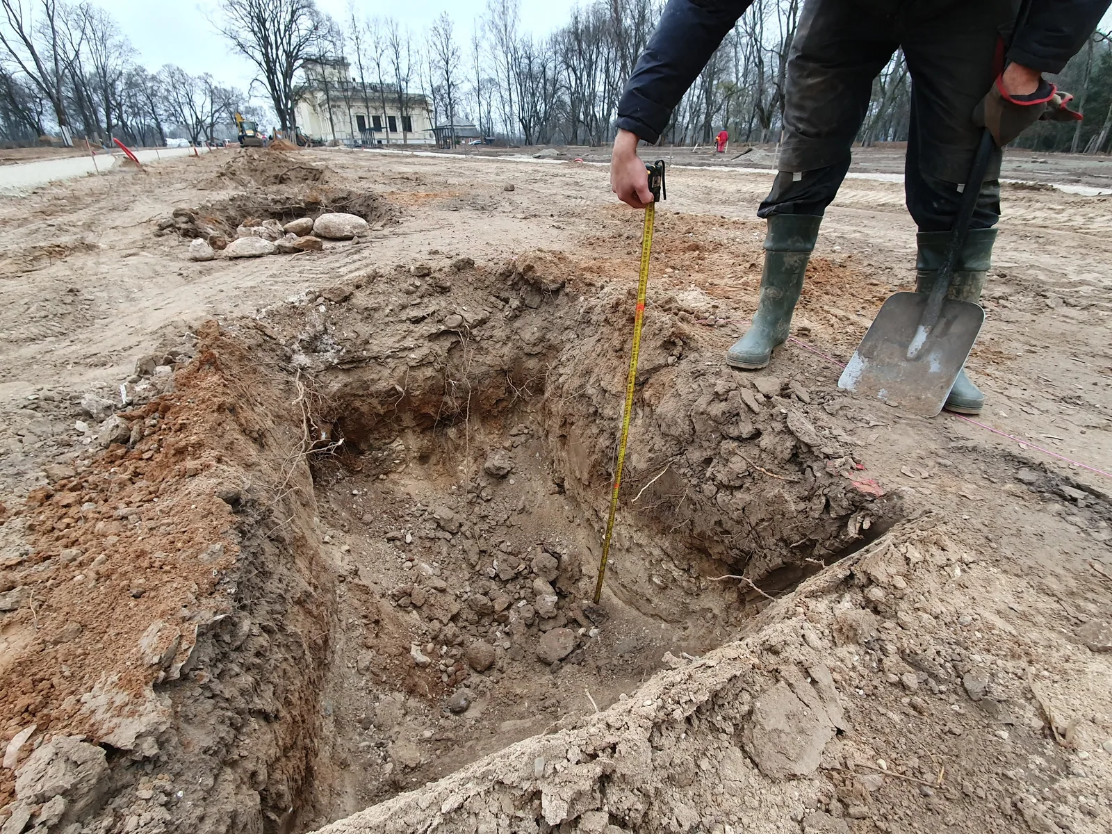 Medžių sodinimo duobės gylio tikrinimas