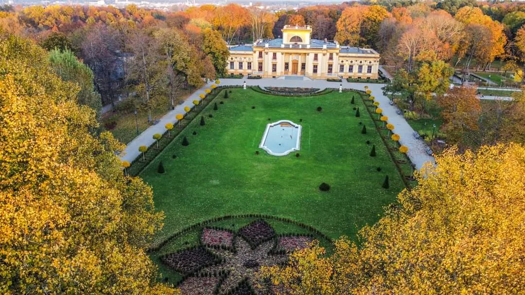 Dvaro rūmų ir sutvarkytų želdynų vaizdas iš oro rudenį
