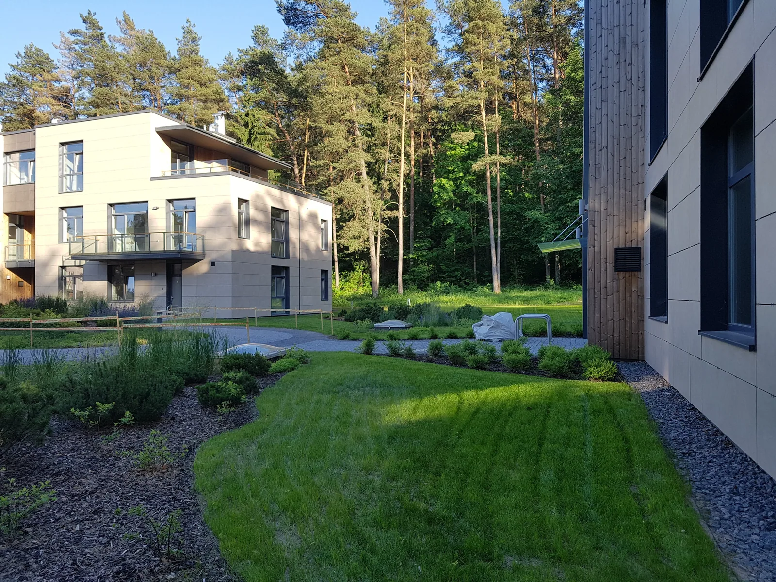 Veja ir augalų juosta tarp gyvenamųjų pastatų