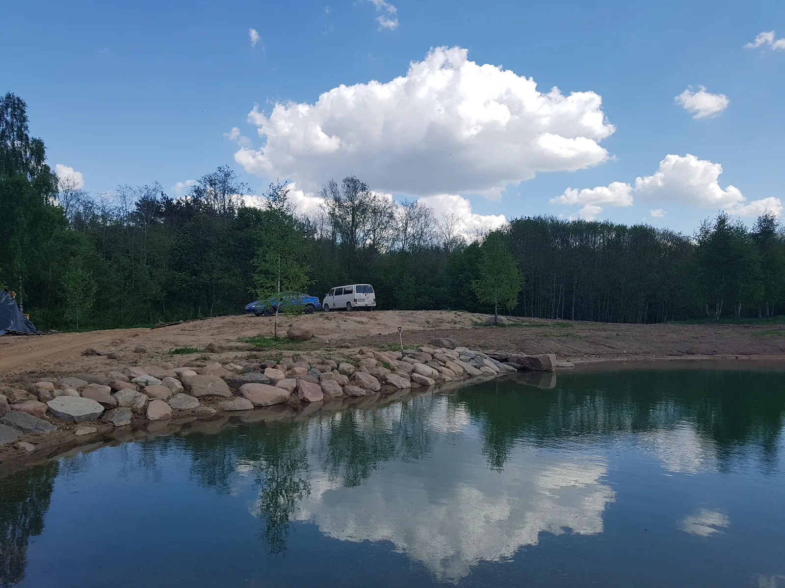 Vandens telkinys su akmenų pakrante