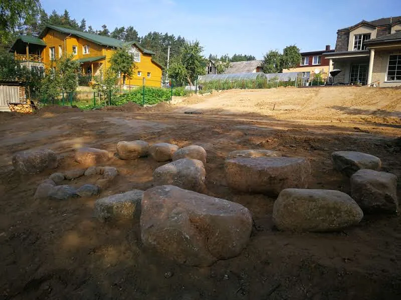 Akmenų kompozicija laužavietės ir poilsio zonai